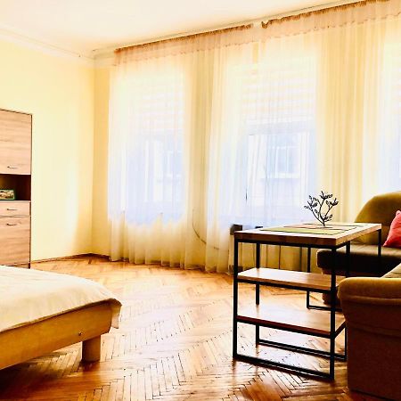 Apartment Near Opera On Horodotska 11 Lviv Exterior photo