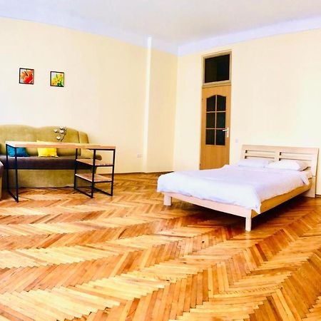 Apartment Near Opera On Horodotska 11 Lviv Exterior photo