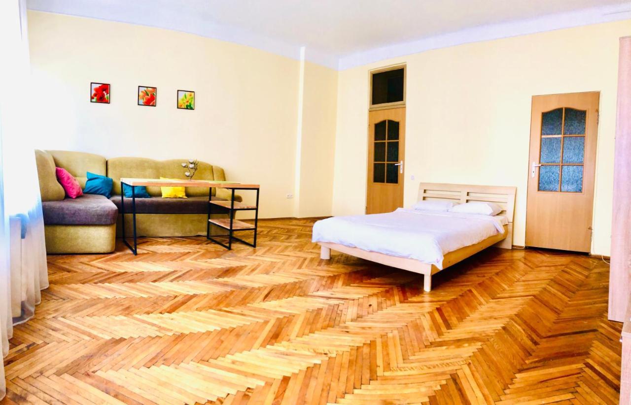 Apartment Near Opera On Horodotska 11 Lviv Exterior photo